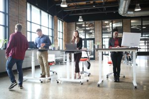 position assis debout bureau