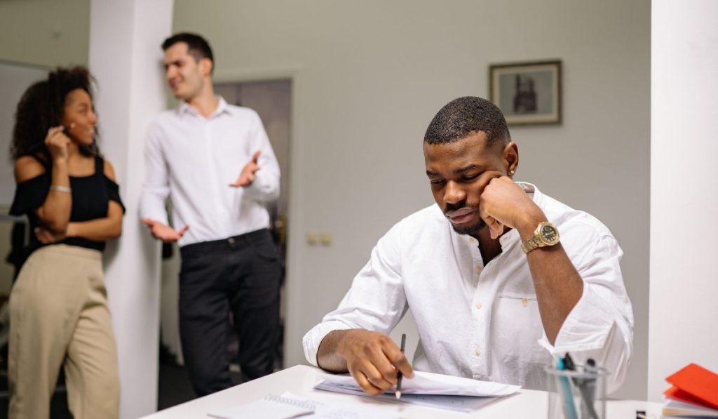 Homme ayant un sentiment de malaise à son travail