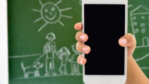 smartphone devant tableau d'école