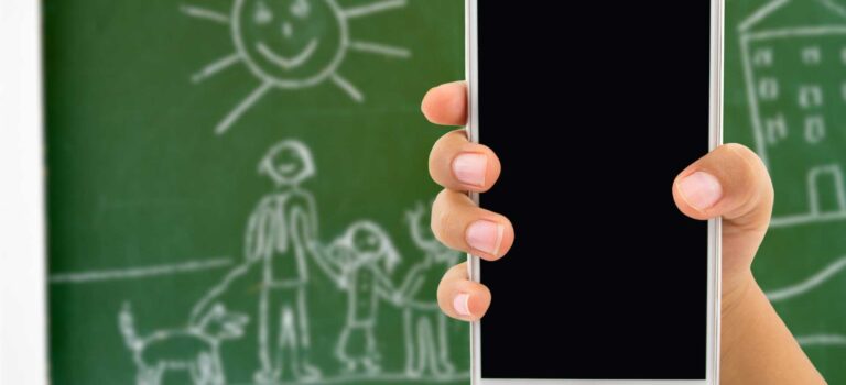 smartphone devant tableau d'école