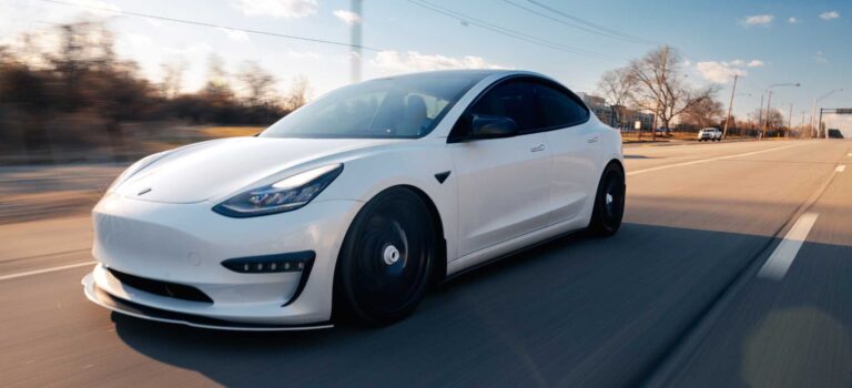 voiture tesla blanche